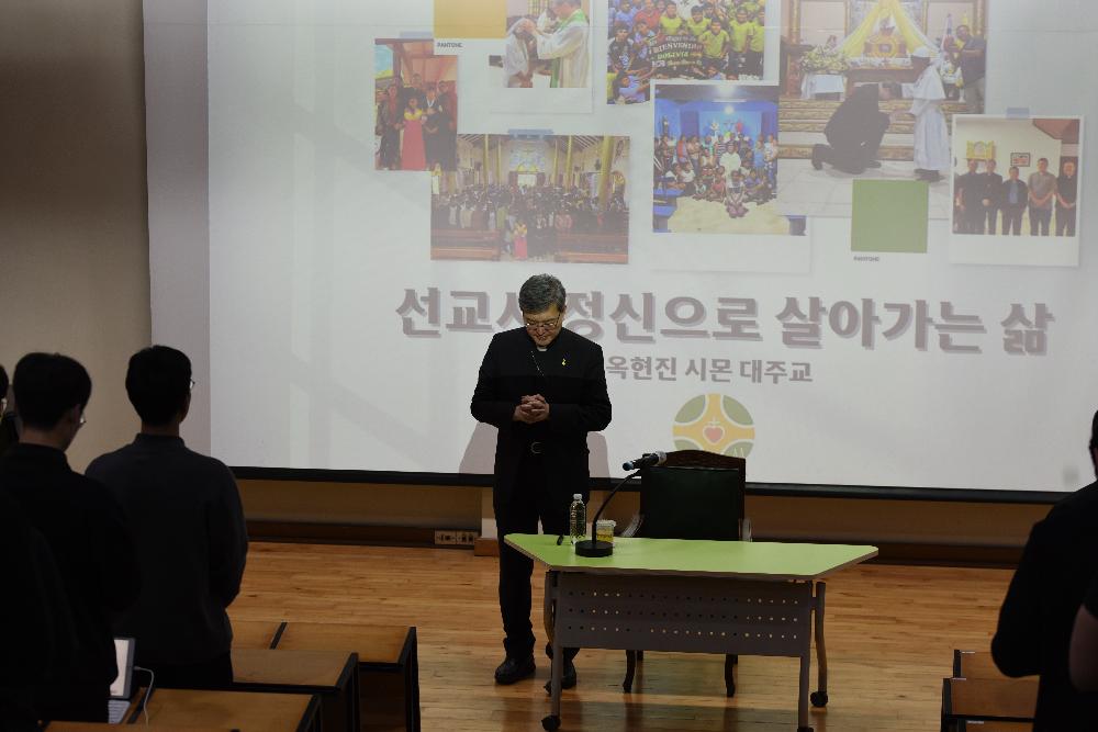 옥현진 대주교님 공식 방문 이미지